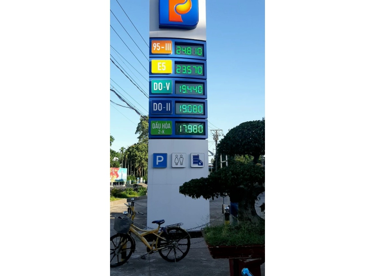 Bảng Led 7 Đoạn Giá Xăng Size 840x370mm - Trụ 6m8
