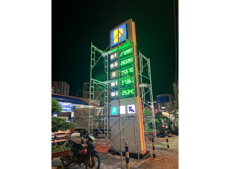 Bảng Led 7 Đoạn Giá Xăng Size 840x370mm - Trụ 6m8